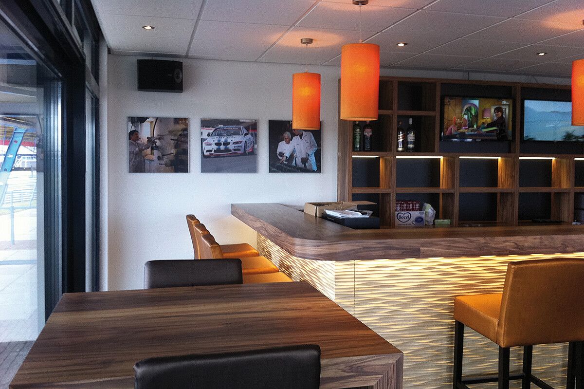 Bar met ledverlichting onder het blad en hanglampen