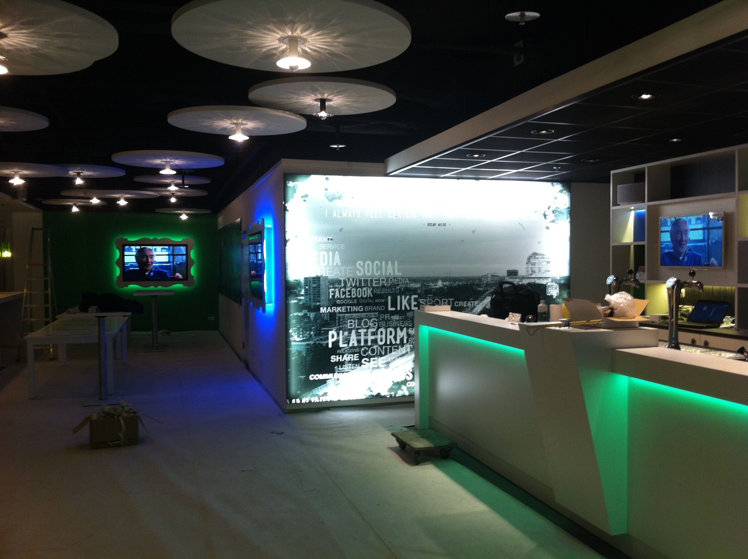 Horecaruimte met ledverlichting in de bar en ronde plafondlampen