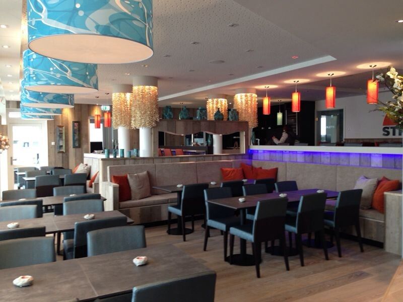 Restaurant met hanglampen en sfeerverlichting