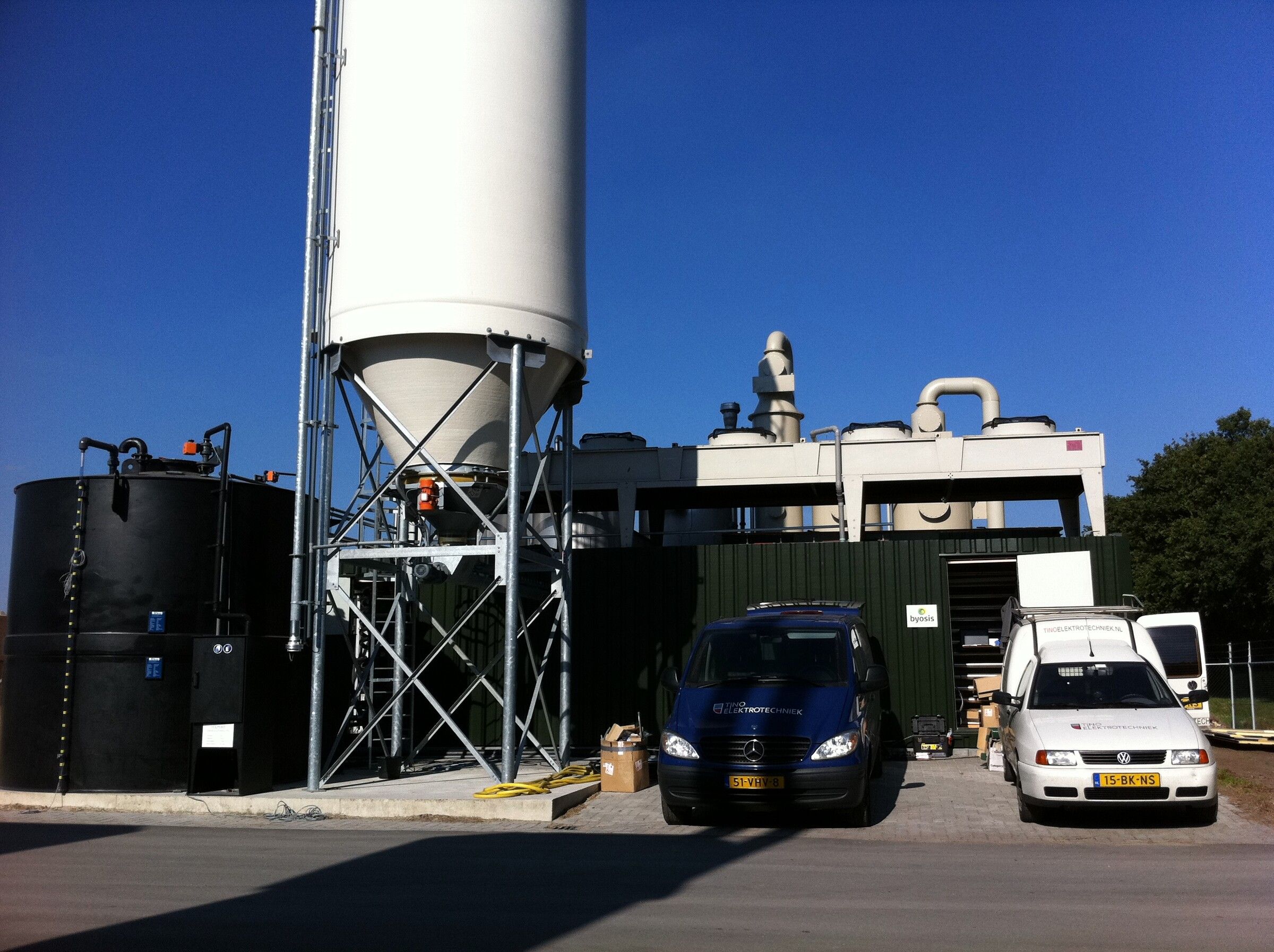 Biovergistingsinstallatie met silo en bedrijfsbussen van Tino Elektrotechniek