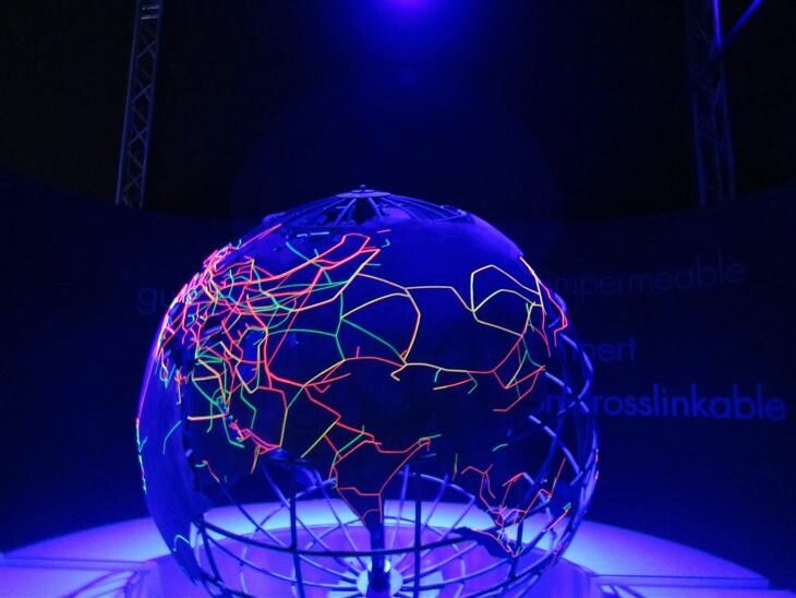 Verlichte wereldbol met gekleurde ledlijnen