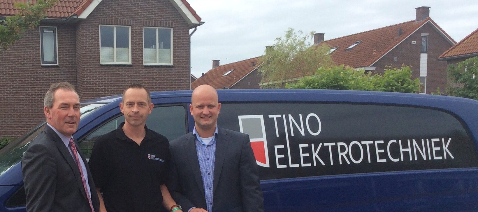 Drie mannen voor een bedrijfsbus van Tino Elektrotechniek